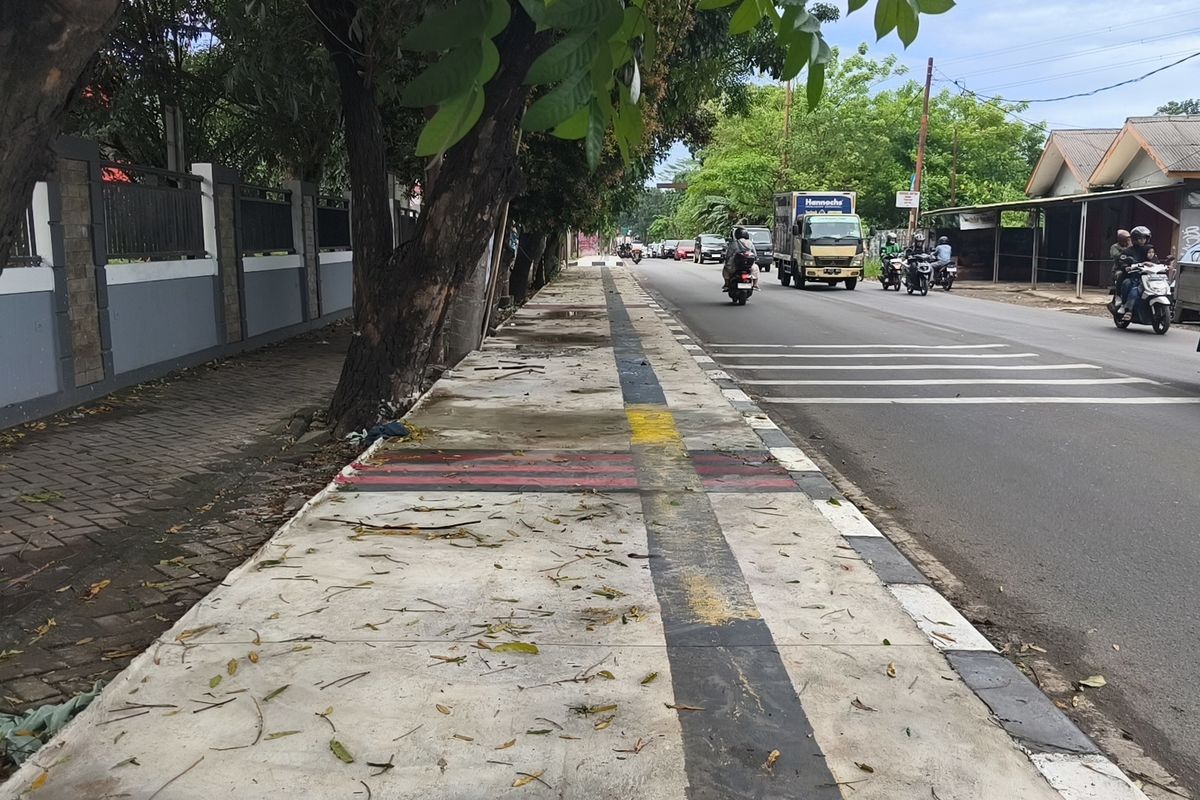 Block Jalan Raya Trotoar Puspiptek Tangsel Dikritik, Guiding Block Tunanetra Cuma Dicat