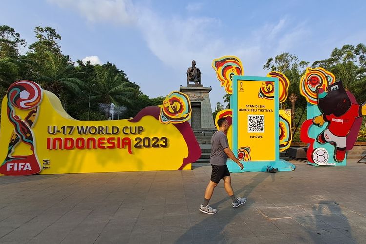 Ornamen Piala Dunia U17 yang dipasang di Kawasan Stadion Manahan Solo