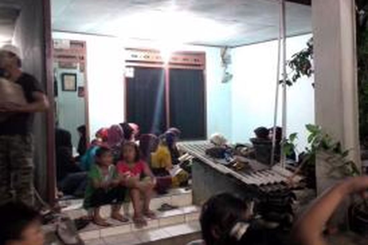 Rumah duka 3 anak yang tenggelam di sodetan Kali Bedek, Kedoya, Jakarta Barat, Minggu (30/11/2014)