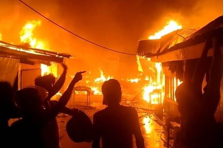 Kebakaran hebat melanda kawasan Belakang Kota, Kelurahan Hunipopu, Kecamatan Sirimau, Kota AMbon, Senin (15/5/2023). Kebakaran tersebut dipicu oleh sebuah mobil yang terbakar saat melintas di kawasan tersebut.