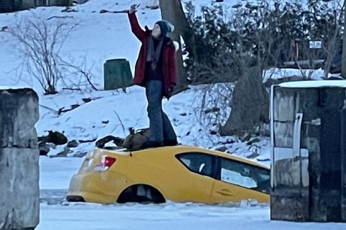 Mobilnya Pecahkan Es dan Perlahan Tenggelam di Sungai Beku, Wanita Ini Sibuk Selfie