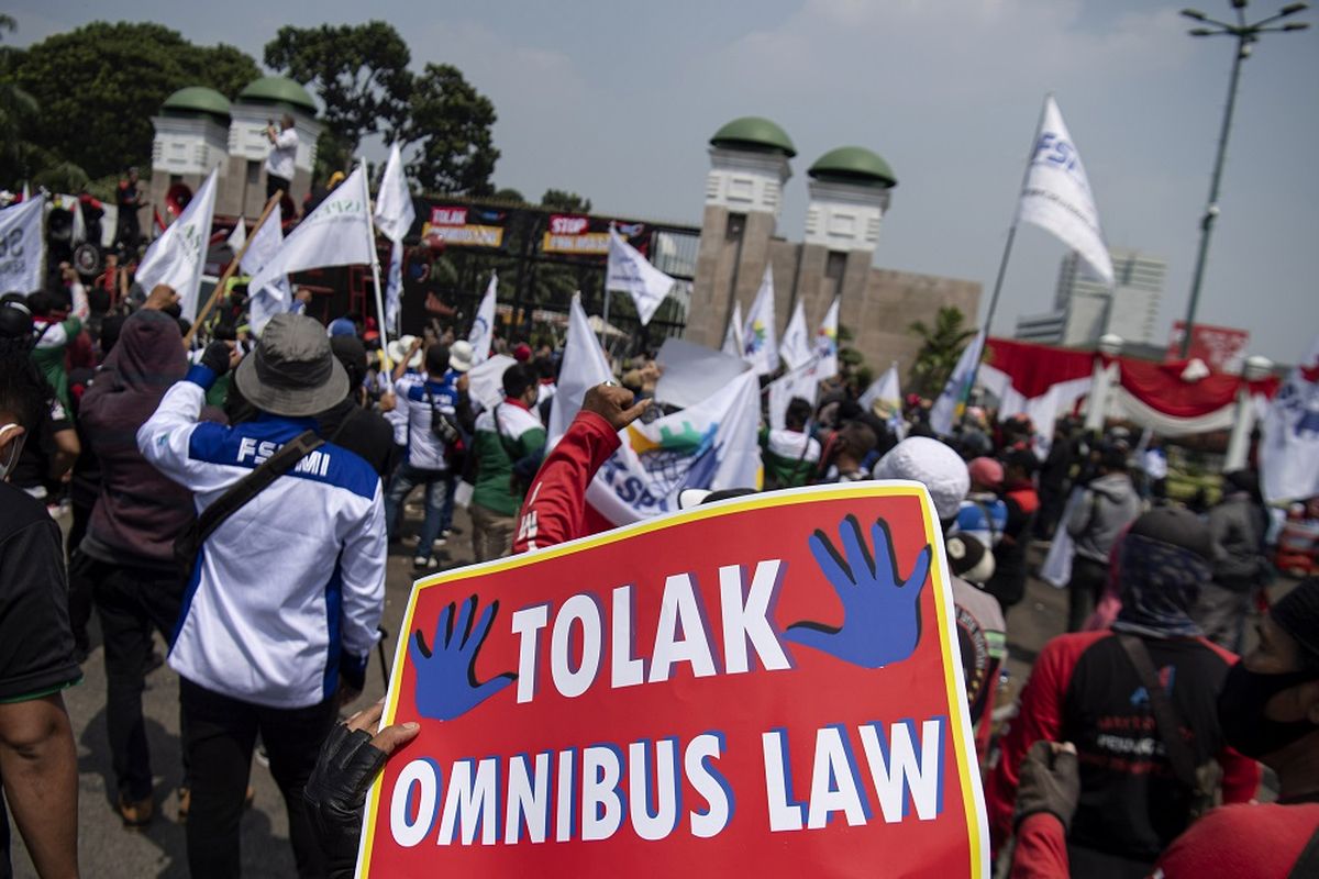 Sejumlah buruh melakukan aksi unjuk rasa di depan gedung DPR, Senayan, Jakarta, Rabu (29/7/2020). Mereka menuntut DPR untuk menghentikan pembahasan Omnibus Law RUU Cipta Kerja. ANTARA FOTO/Sigid Kurniawan/aww.