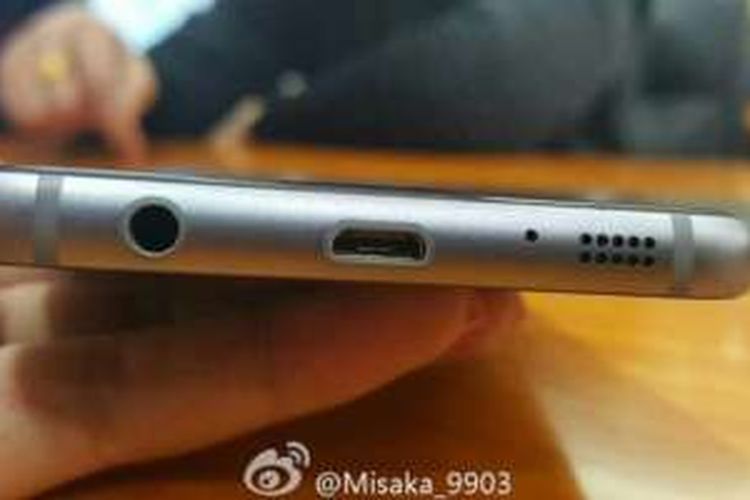 Bocoran foto bagian bawah Galaxy S7 yang memperlihatkan bahwa perangkat itu masih bertahan dengan port micro-USB