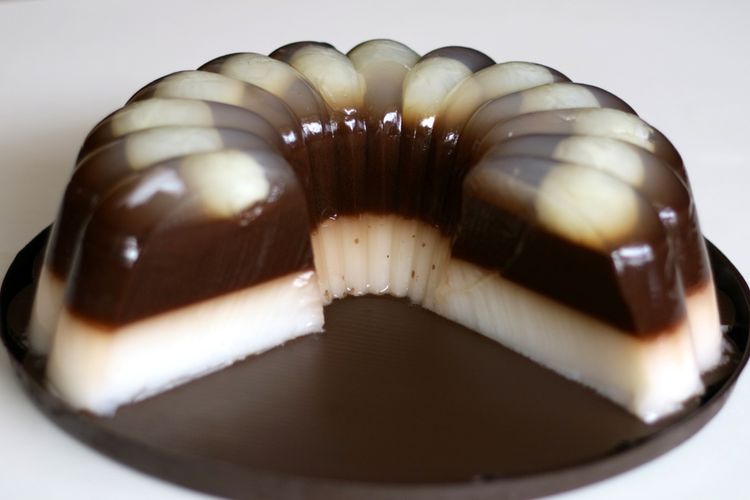 Ilustrasi puding cokelat kopyor, dessert Lebaran. 