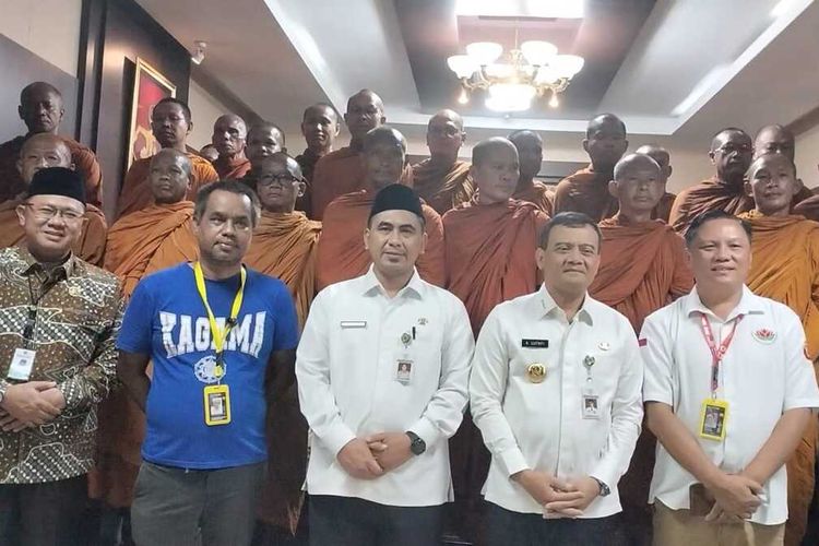 Biksu Thudong yang Jalan Kaki Bangkok-Borobudur Tiba di Kantor Gubernur Jateng