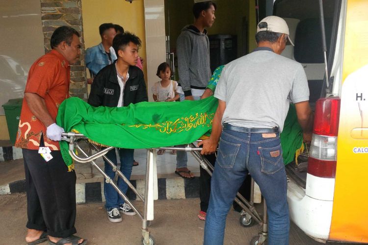 Jenazah Mohammad Ardiansyah saat dievakuasi ke mobil ambulans di RSUD Syamsudin, Sukabumi, Jawa Barat, Kamis (22/2/2018) siang. 