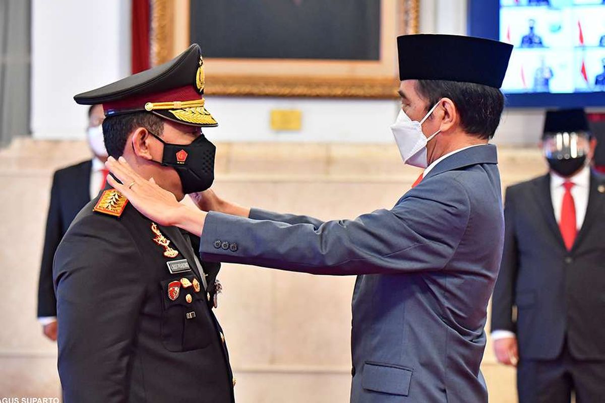 President Joko Widodo (right) inaugurates Commissioner General Listyo Sigit Prabowo as the new National Police chief at the State Palace in Jakarta on Wednesday, January 27. Listyo replaces General Idham Azis, who will retire this month.  