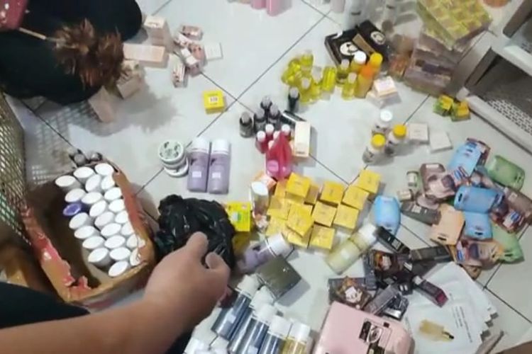 Petugas Balai Pengawasan Obat dan Makanan (BPOM) dan Polda Provinsi Gorontalo saat melakukan penyitaan kosmetik ilegal dari sejumlah toko dalam sebuah operasi tematik. Kosmetik yang diamankan senilai Rp441 juta.