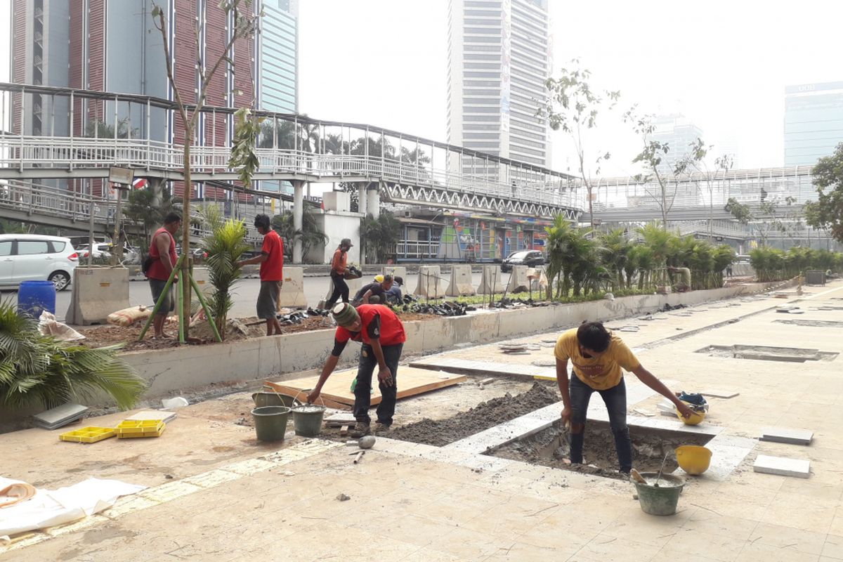 Kondisi pengerjaan di salah satu titik trotoar Sudirman-Thamrin, jumat (13/7/2018)