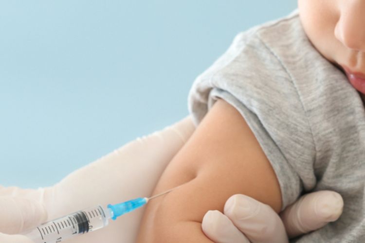 Ilustrasi imunisasi pada anak. Pentingnya Imunisasi dalam Mencegah Keparahan Saat Terrpapar Infeksi