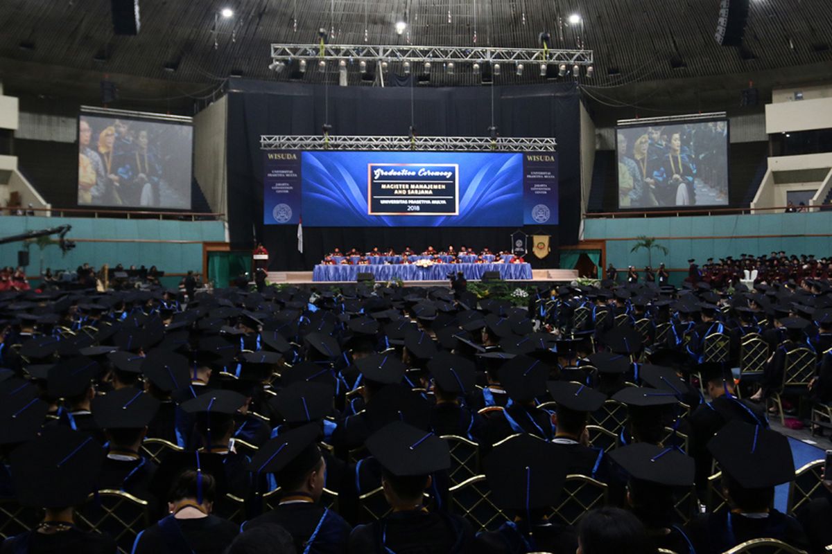 Suasana wisuda Universitas Prasetiya Mulya yang bertema ?Powering Indonesia?s Ascent to the Singularity Economy? di Plenary Hall, Jakarta Convention Center (11/12).