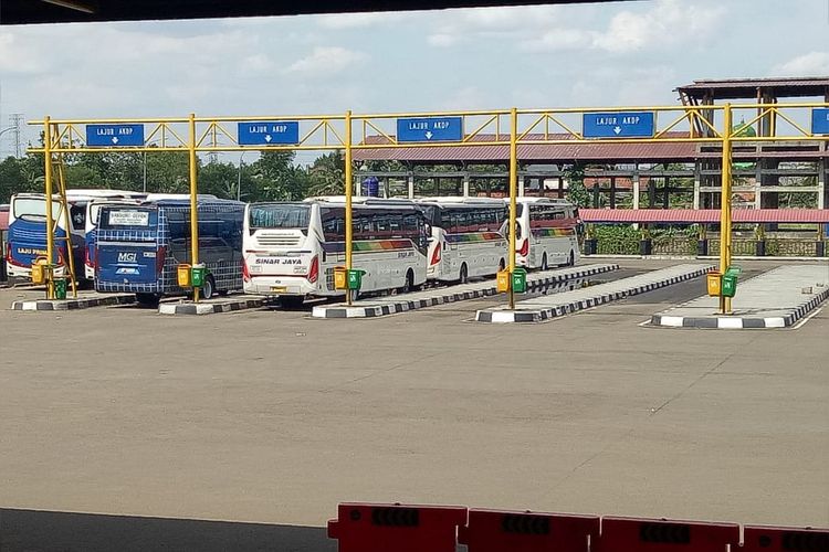 Bus AKDP pindah ke terminal Jatijajar, Depok, Senin (14/4/2019).