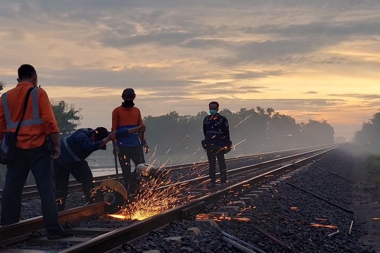 PERBAIKI—PT KAI Daop 7 Madiun melakukan perbaikan rel kereta api yang rusak di salah satu titik di Kabupaten Madiun, Jawa Timur.