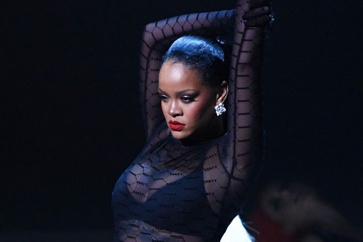 Rihanna dalam fashion show Savage X Fenty Volume 2.