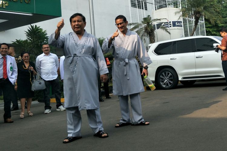 Bakal calon presiden Prabowo Subianto dan wakilnya Sandiaga Uno di RSPAD Gatot Soebroto, Jakarta, Senin (13/8/2018).