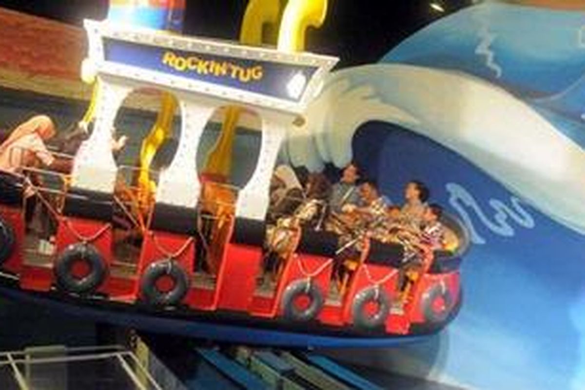 Pengunjung menikmati wahana permainan di Trans Studio Makassar, Sulawesi Selatan, Jumat (10/12/2010). Menghadapi Natal dan Tahun Baru, Trans Studio menghadirkan Moscow Circus mulai 18 Desember 2010 hingga 9 Januari 2011.