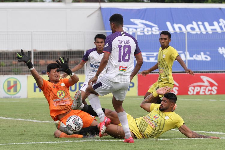 Pemain Barito Putera Renan Alves dan penjaga gawang M Riyandi menghalau bola tendangan pemain Persita Tangerang Taylon saat pertandingan pekan 33 Liga 1 2021-2022 yang berakhir dengan skor 2-0 di Stadion Kompyang Sujana Denpasar, Kamis (24/3/2022) sore.