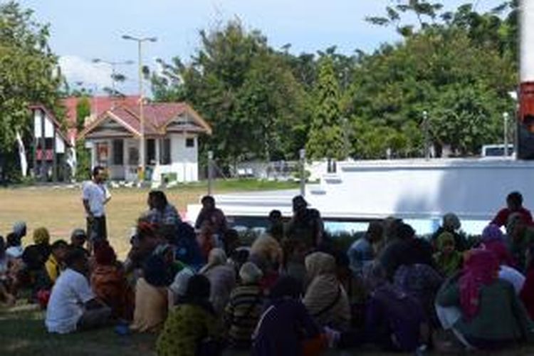 Para pedagang Pasar Inpres Manonda, Palu, mengadu ke Wali Kota Palu karena lapak-lapak mereka yang berada di luar pasar akan digusur, Senin (9/12/2013). 