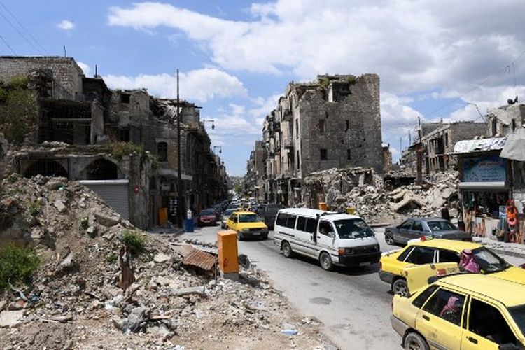 Dampak serangan bom barel, roket dan serangan udara, tentara Suriah pada Desember 2016 dalam upaya merebut kembali kendali penuh atas Aleppo, meninggalkan tumpukan puing-puing di jalan-jalan kota kedua Suriah.