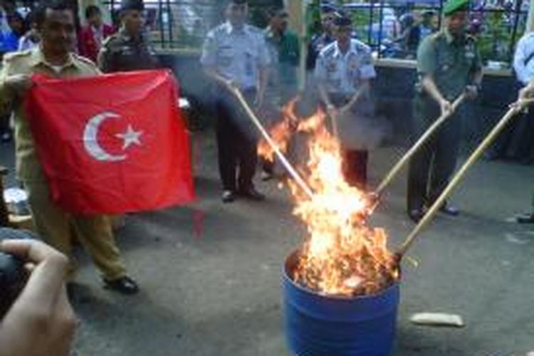 Sebanyak 123 bendera NII terdiri 122 bendera warna merah ukuran sedang dan 1 bendera NII ukuran besar warna hujau dibakar di halaman Kejaksaan Negeri Garut, Senin (8/7/2013) siang.
