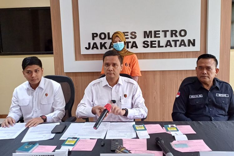 Wakasat Reskrim Polres Metro Jakarta Selatan Kompol Henrikus Yossi saat melakukan konferensi pers terkait penangkapan perempuan berinisial DA di Mapolres Metro Jakarta Selatan, Senin (18/3/2024).