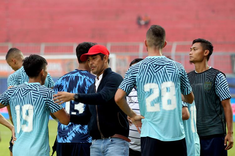 Pelatih persela Lamongan, Nil Maizar menyalami pemain seusai dikalahkan Persija Jakarta 4-1 babak penyisihan grup B Piala Gubernur Jatim 2020 di Stadion Kanjuruhan Malang, Jawa Timur, Selasa (11/02/2020) sore.