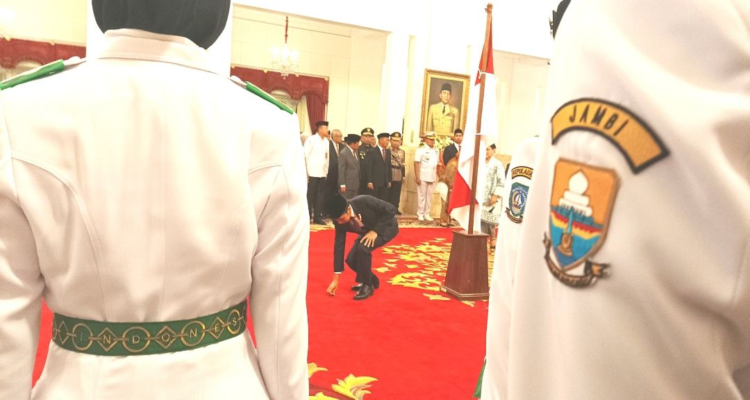 Saat Jokowi Berjongkok dan Ambilkan Pin Paskibraka yang Terjatuh di Istana
