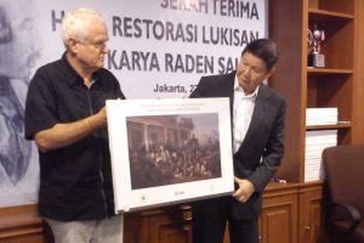 Penyerahan lukisan karya Raden Saleh dari Goethe Institut Indonesia yang mewakili pihak restorator dari Jerman kepada pihak Yayasan Arsari Djojohadikusumo yang nantinya akan diserahkan kepada pihak Istana Negara di Jakarta, Jumat (27/9/2013).