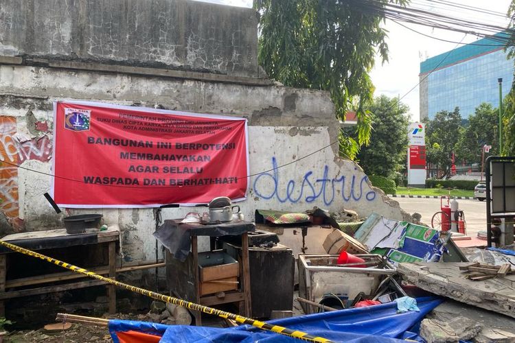Sisa peralatan masak milik korban yang tertimpa tembok SPBU di Jalan Tebet Dalam II, Tebet Barat, Tebet, Jakarta Selatan, Senin (22/1/2024).