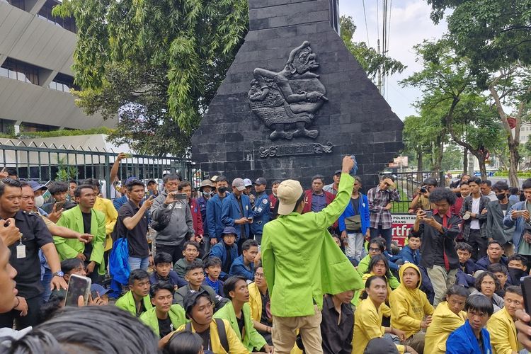 Peserta aksi di Semarang melempari polisi dengan celana dalam di depan kantor Gubernur Jateng, Senin (12/2/2024).