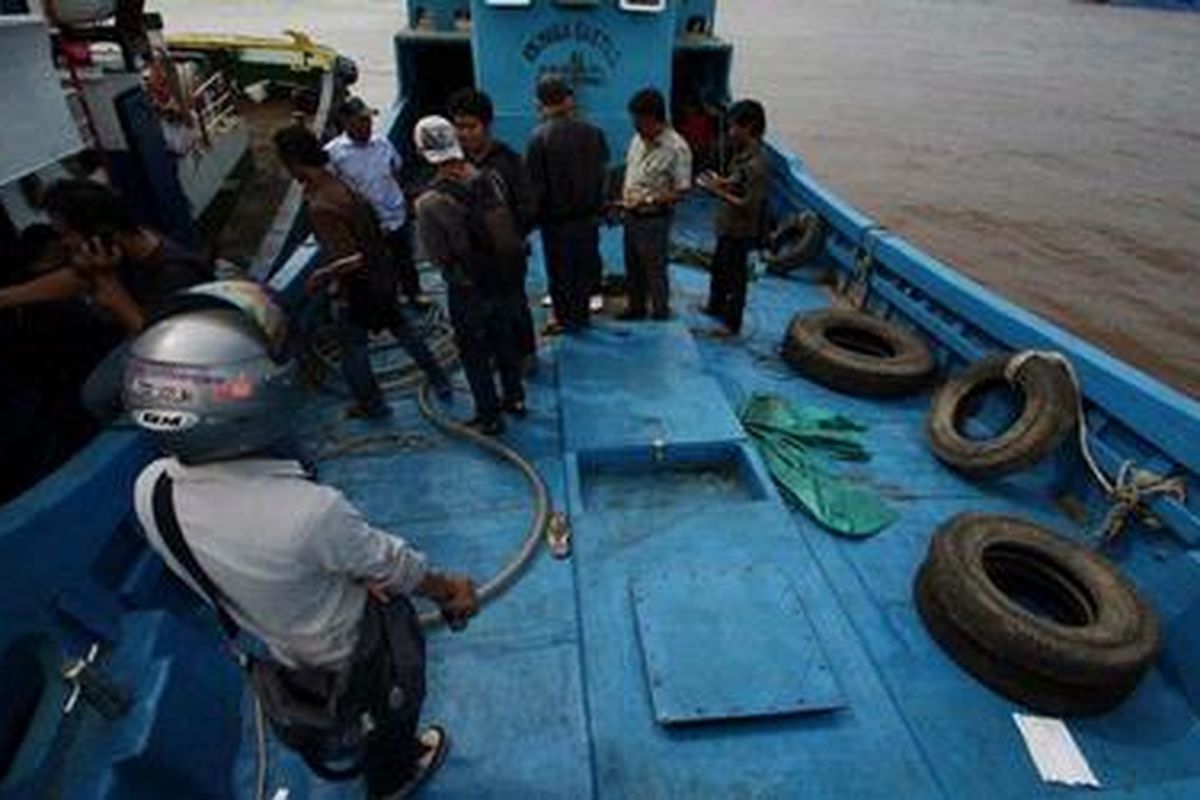 20 Ton Solar Ilegal Diamankan dari Kapal 