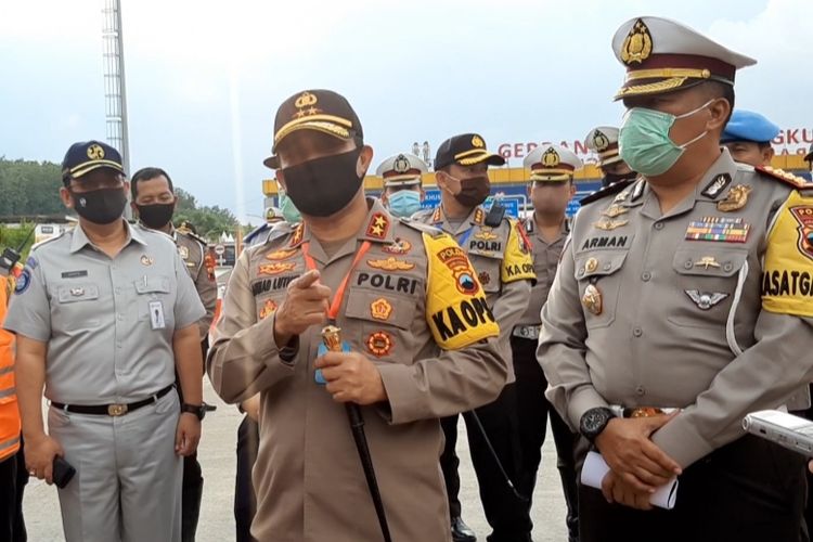 Kapolda Jateng Irjen Ahmad Luthfi saat melakukan pengecekan Pos Pengamanan di Tol Kalikangkung Semarang, Sabtu (30/5/2020)