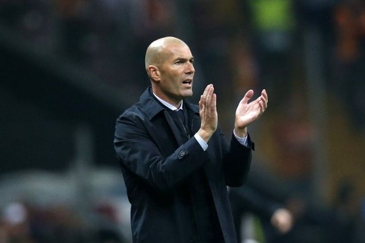 Pelatih Real Madrid, Zinedine Zidane memotivasi pemainnya saat berlaga di Liga Champions melawan Galatasaray, Rabu (23/10/2019) dini hari WIB.