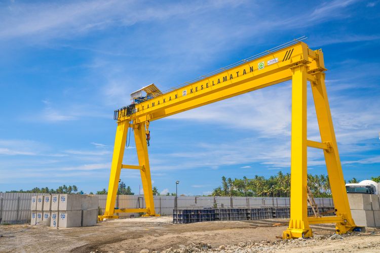 Dengan hoist crane, pengangkutan barang berat bisa lebih efisien dan aman.