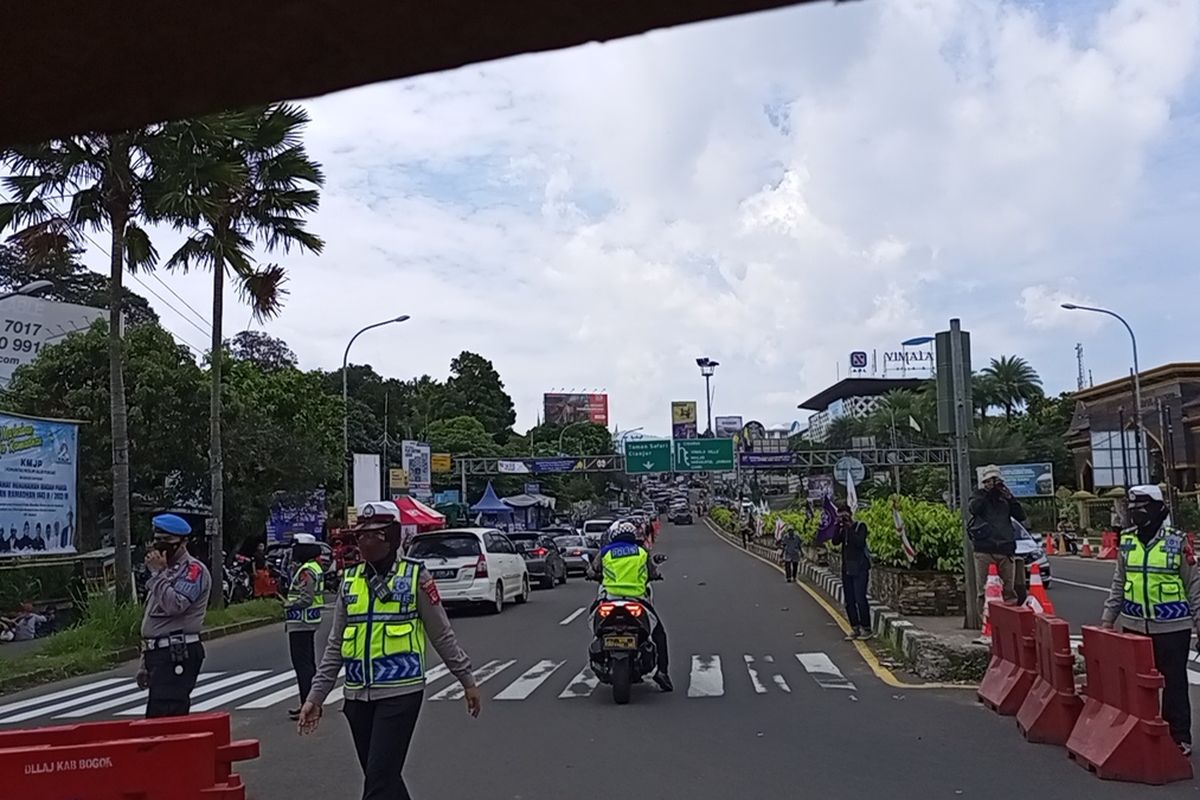 Situasi penerapan rekayasa lalu lintas satu arah atau one di Simpang Gadog, Ciawi, Kabupaten Bogor, Jawa Barat.