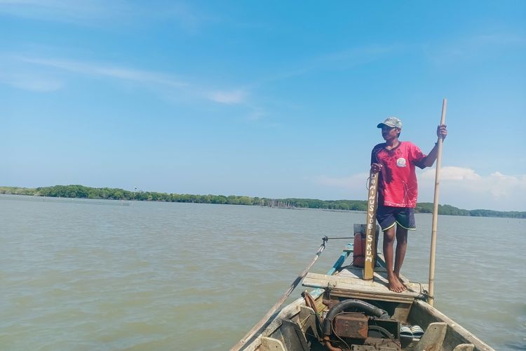 Seorang nelayan dengan pemandangan hamparan mangrove di kawasan pesisir Pabean Ilir, Kabupaten Indramayu, Jawa Barat, pada Kamis (16/10/2025).