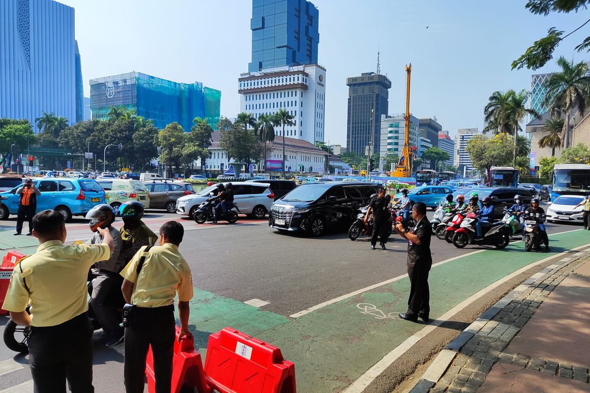 Kondisi lalu lintas sekitar Patung Kuda Arjuna Wijaya Jakarta Pusat, jelang demo buruh Kamis (14/9/2023) 