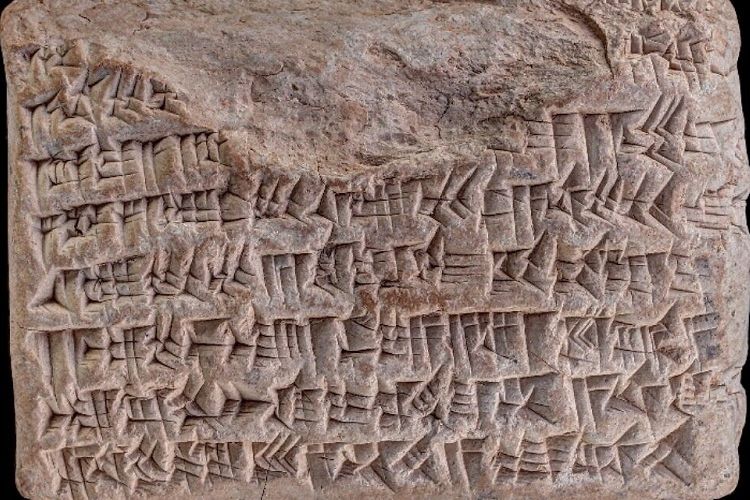Kepingan tanah liat yang memuat tulisan Akkadia, koleksi Museum Sejarah Alam Peabody
