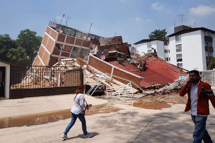 Gedung sekolah dasar Enrique Rebsamen yang ambruk akibat guncangan gempa di Meksiko, dan memakan korban 25 korban tewas, -21 di antaranya adalah anak-anak.