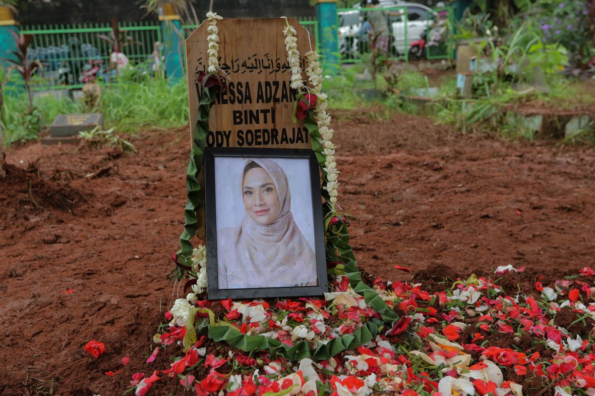 Makam Vanessa Angel dan Febri (Bibi) Andriansyah di Taman Makam Malaka, Pesanggrahan, Jakarta Selatan, Jumat (5/11/2021). Vanessa Angel dan Bibi Andriansyah meninggal dalam sebuah kecelakaan tunggal di Tol Jombang, Jawa Timur, Kamis (4/11/2021).