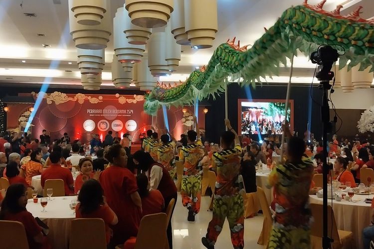 Ratusan warga Tionghoa Tasikmalaya dan Priangan Timur, Jawa Barat, merayakan puncak Imlek 2023 di Plaza Asia Kota Tasikmalaya, Minggu (29/1/2023) malam.