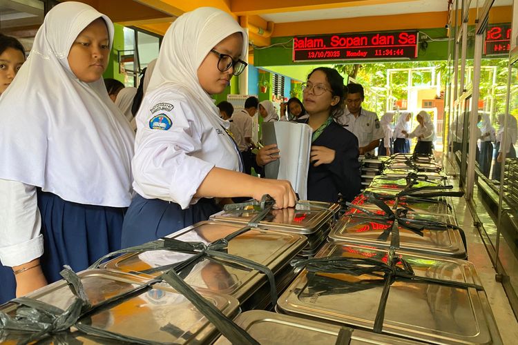 Orangtua siswa tetap memberikan uang saku meski anak dapat makan bergizi gratis di SMPN 61 Jakarta.
