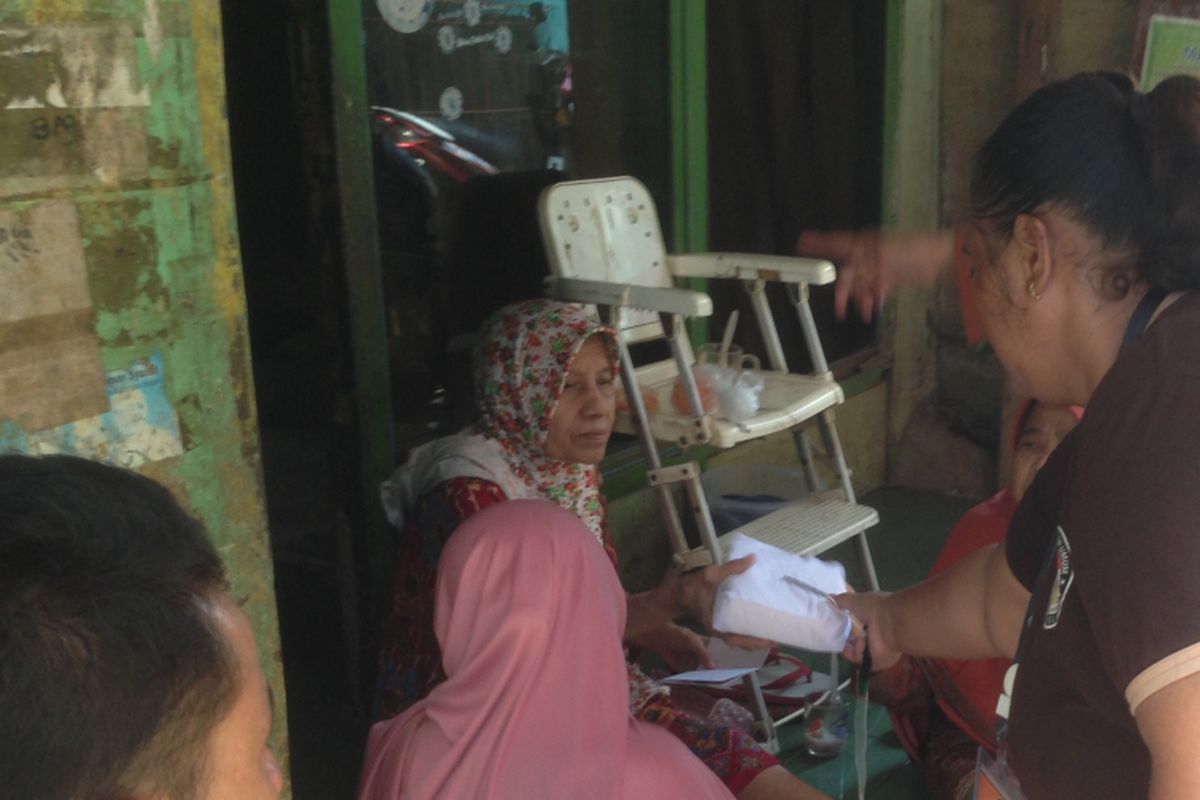 Salah seorang warga Kampung Pulo yang sakit dikunjungi ke rumahnya untuk mencoblos, Rabu (19/04/2017).