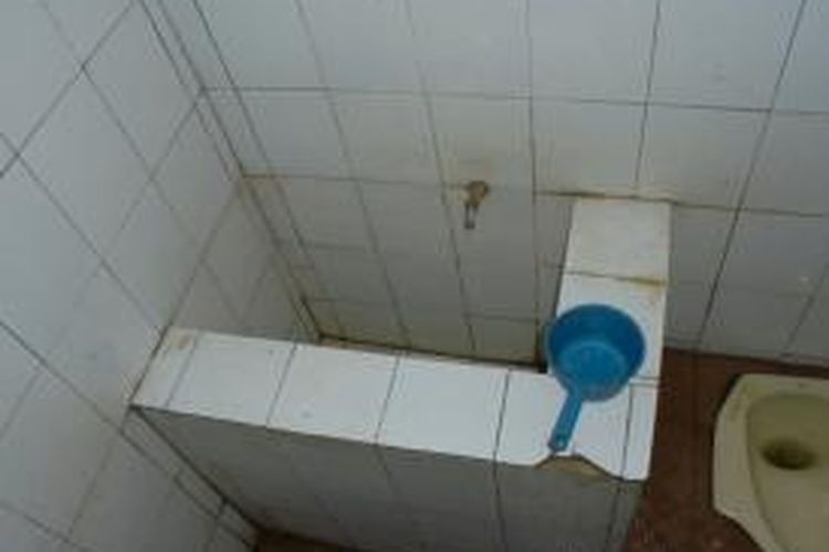 Bak Penampung air di WC ruang Cempaka bangsal kelas III RSU WZ Johannes yang kosong, membuat pasien harus berupaya mencari air untuk buang air besar
