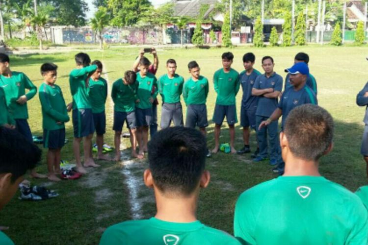 Para pemain Timnas Indonesia U-16 saat mendengarkan instruksi pelatih Fakhri Husaini
