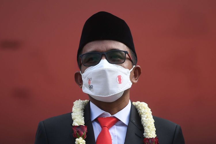 Komisioner Komisi Pemilihan Umum (KPU) periode 2022-2027 Idham Holik tiba di Gedung  KPU, Jakarta, Selasa (12/4/2022). Presiden Joko Widodo resmi melantik tujuh komisioner KPU periode 2022-2027.