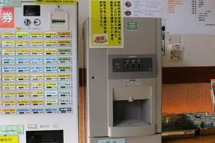 Sebagian restoran menyediakan mesin otomatis di Jepang dengan panel khusus untuk memilih dan membayar makanan.