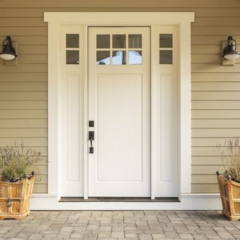 Ilustrasi pintu depan rumah berwarna putih dengan kombinasi beige.