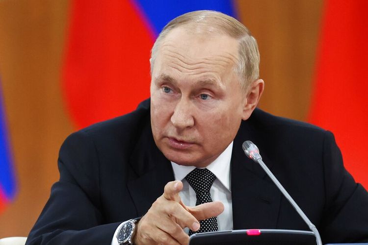 Presiden Rusia Vladimir Putin saat berbicara dalam pertemuan Dewan Negara di sisi Forum Ekonomi Timur di Vladivostok, Timur Jauh Rusia, Selasa, 6 September 2022. Baru-baru ini beberapa pejabat pro-Moskwa merencanakan referendum wilayah Ukraina untuk berhabung dengan Rusia.