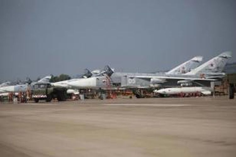 Pesawat tempur Rusia Sukhoi Su-24 bombers diparkir di Pangkalan Udara Hmeimim di Provinsi Latakia, Suriah, Sabtu (3/10/2015).